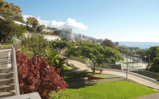 Sunny Apartment with pool by the sea