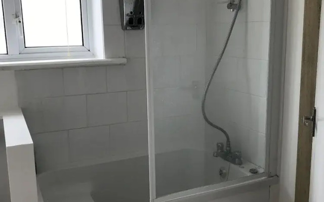 3 bed Bungalow minutes from the beach