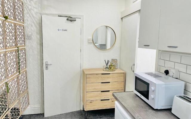 Lovely Estelle Studio Apartment by CityNest
