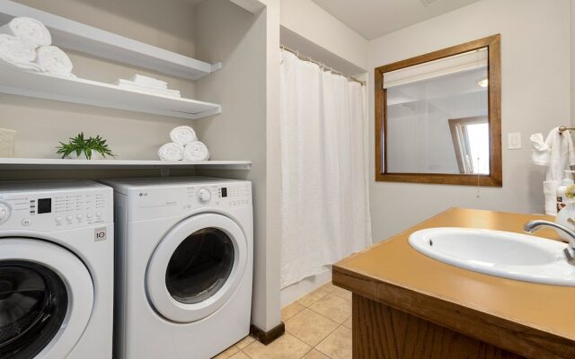 Peaceful Retro Retreat W/ Stunning Lake Views!