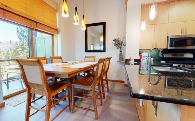 Solstice 18 Beautiful and Modern, Private Washer Dryer, Close to Eagle Lodge by RedAwning