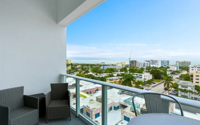 Top Fort Lauderdale Condo 7th Floor - Private and Sanitized, Hotel Amenities, Free Parking for Stays Over 27 Days, 400 ft From the Beach. Hosted by Super Host!