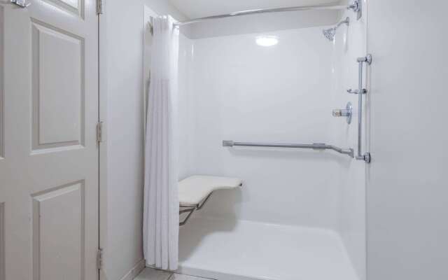 Days Inn & Suites by Wyndham Savannah Midtown