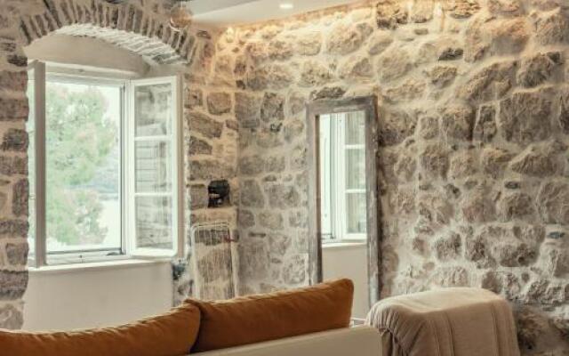 Sunny Port Apartment & Rooms