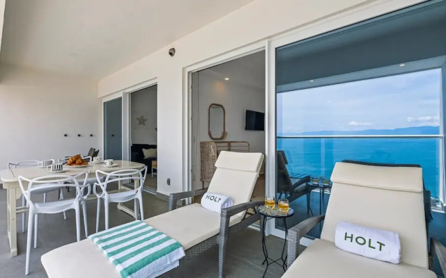 Stylish Beachfront 2BR - Balcony & Pools