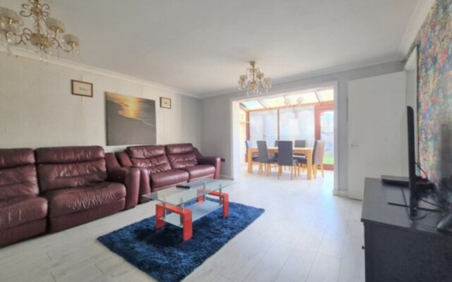 Immaculate 3-bed House in Farnham Royal Slough