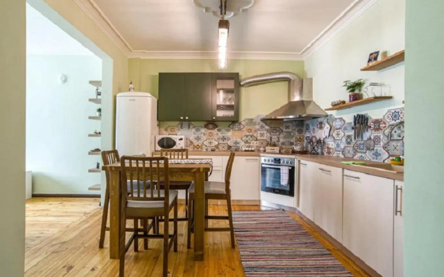 Top Central 2 Bedroom Apartment next to NDK