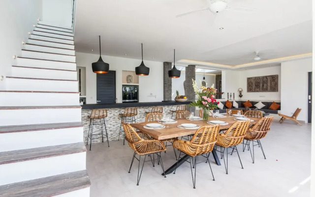 Captivating Villa Walk to the Beach