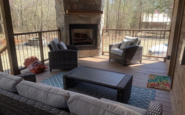 Standing Bear Studio Cabin With Hot Tub on the Deck by Redawning
