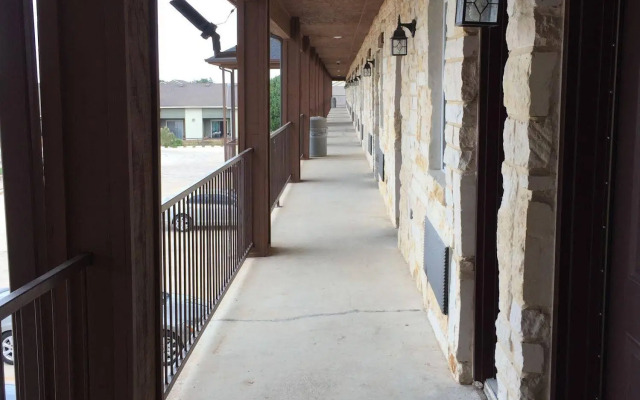 Pearsall Inn & Suites