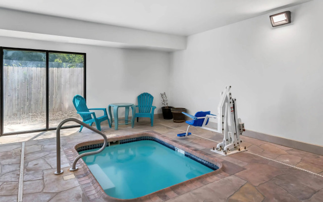 Quality Inn & Suites Manhattan