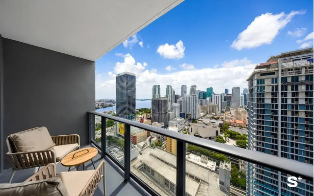 Skyline Chic Downtown Studio Getaway