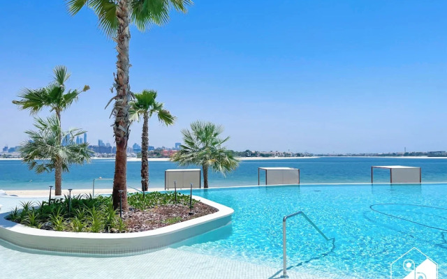 Luxury Beachfront 1BR on Palm Jumeirah & Balcony