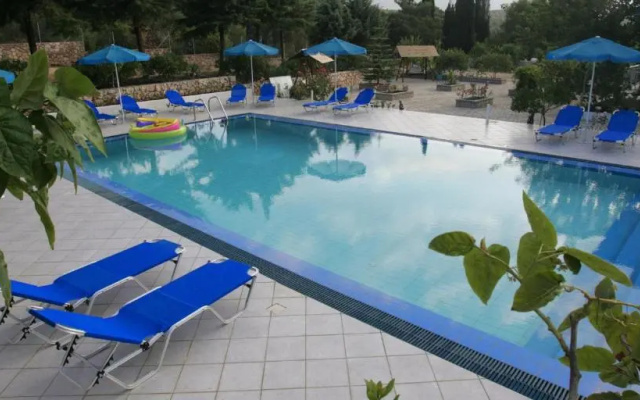 Blue White Hotel Studio Apartments