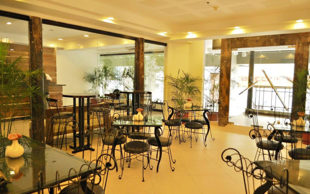 OYO 103 Artina Suites Hotel