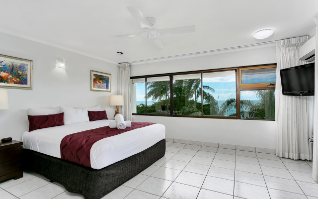 Roydon Beachfront Apartments – Guest Rooms – Cairns