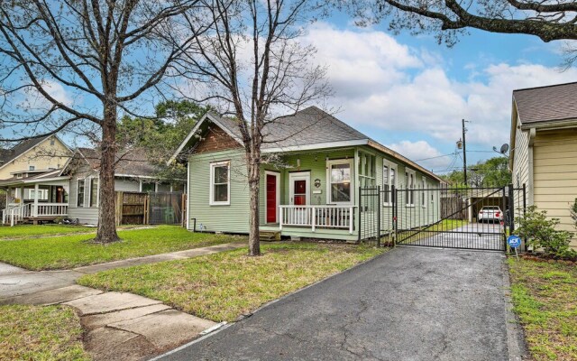 Pet-friendly Home w/ Yard: 3 Mi to Dtwn Houston!