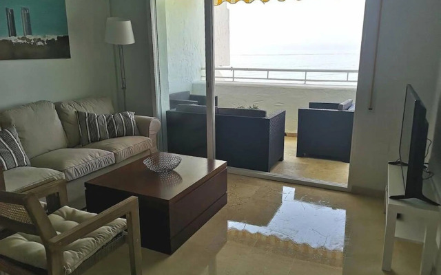 Amazing 3bedroom flat with seafront views & pool by SharingCo