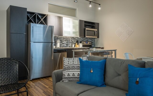 1 BR & 2 BR Apt in Central Business District by Frontdesk