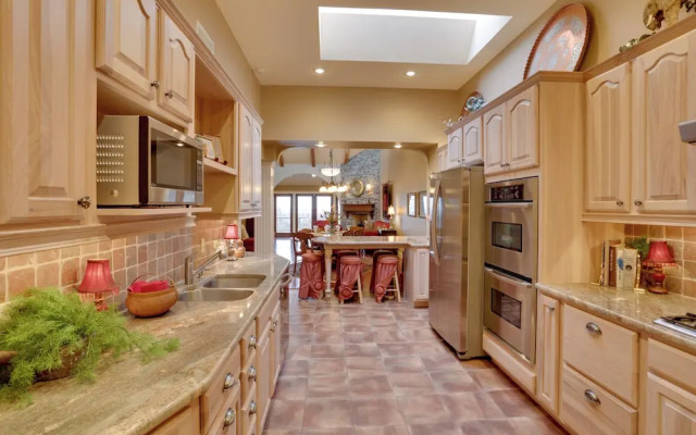 Beautiful Central Fayetteville Townhome w/ Views!