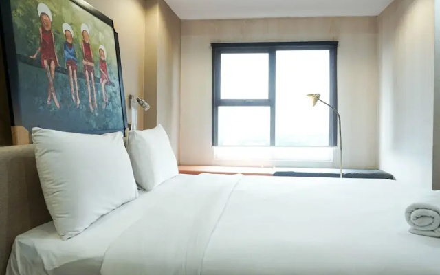 Cozy and Modern Studio Apartment at Belmont Residence Puri