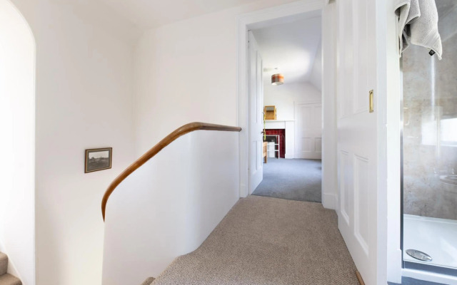 Seaview House - A Traditional Home by the Beach