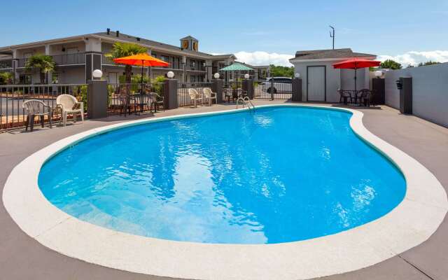 Super 8 by Wyndham Prattville Montgomery