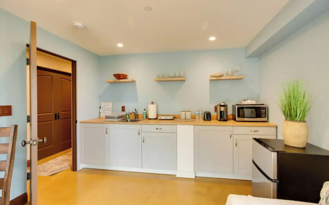 Lovely Belmont Apartment w/ Stunning Views!