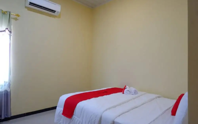 RedDoorz near Alun Alun Pati