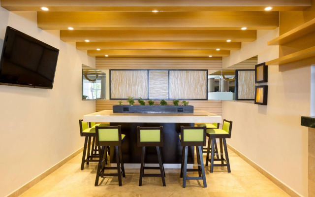 Courtyard By Marriott Cancun Airport
