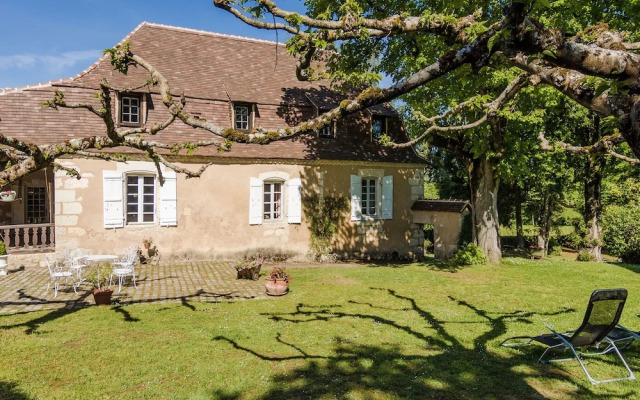 Ritzy Mansion in Sourzac With Tennis Court, Pool & Gym