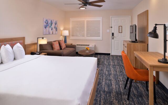 La Fuente Inn & Suites