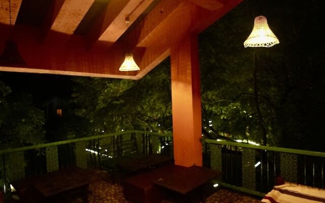 Lakeside Boheme Inn