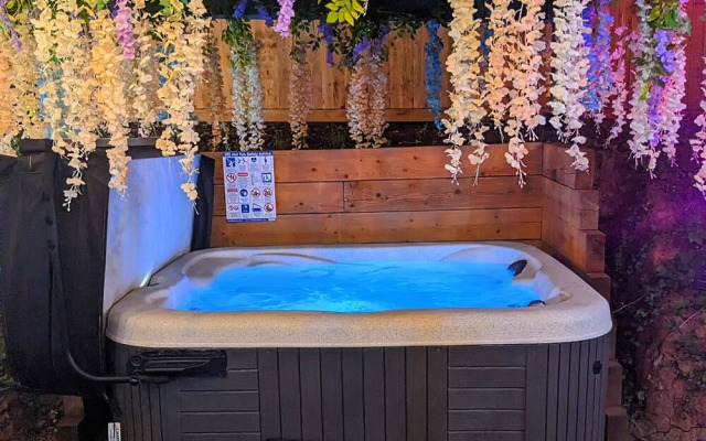Narrowboat With Hot Tub, Spa, Cruising And More