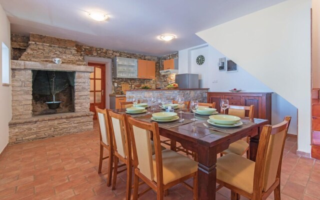 Nice Home in Liznjan With 4 Bedrooms, Internet and Outdoor Swimming Pool