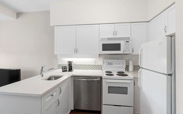 Alpenglow Lodge Family Studio with Sofa Bed by MVA