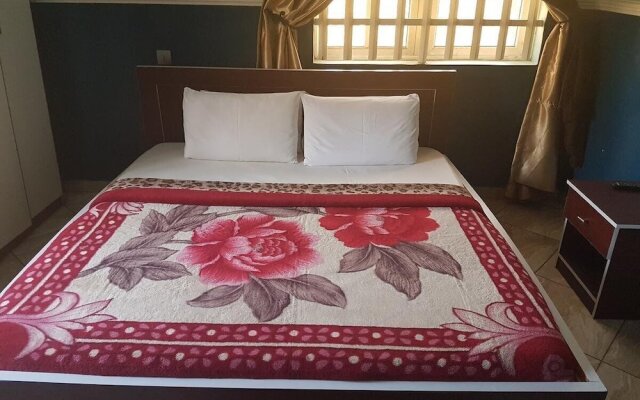 Franzy Suites And Lounge