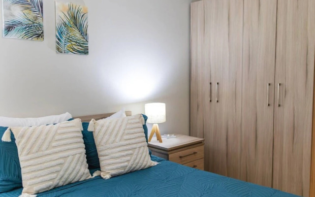 Cozy Condo with Panoramic Hillside Views from Rooftop Terrace and Short Walk to Beach