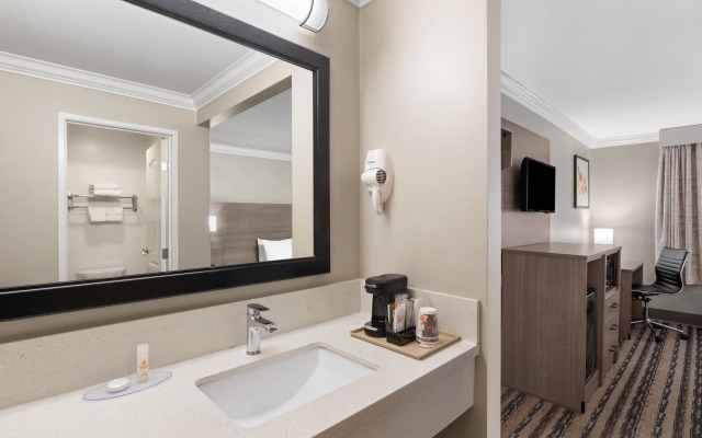 Solara Inn and Suites