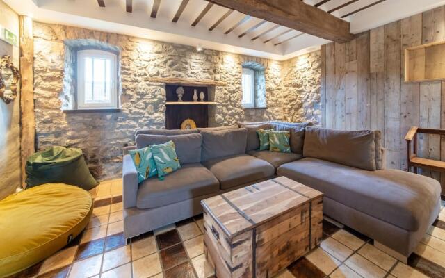 Vacation Home With BBQ Near Hotton