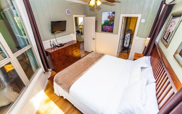 River Rd. Treehouses- Robins Roost