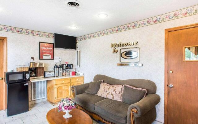 Econo Lodge North