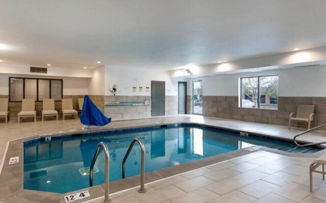 Holiday Inn Express & Suites Chicago West - St Charles