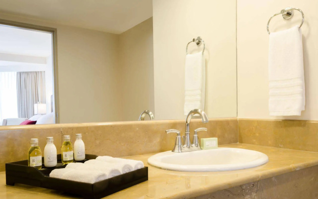 Clarion Hotel Amon Plaza