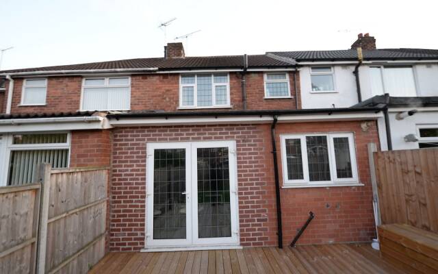 Alluring Holiday Home in Coventry with Garden