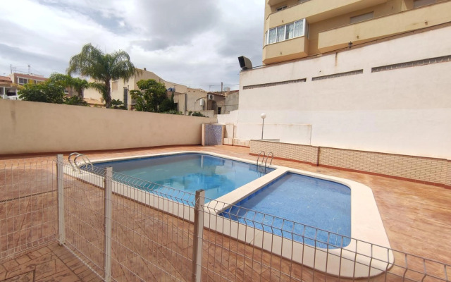 Apartamento con patio, piscina y parking privado
