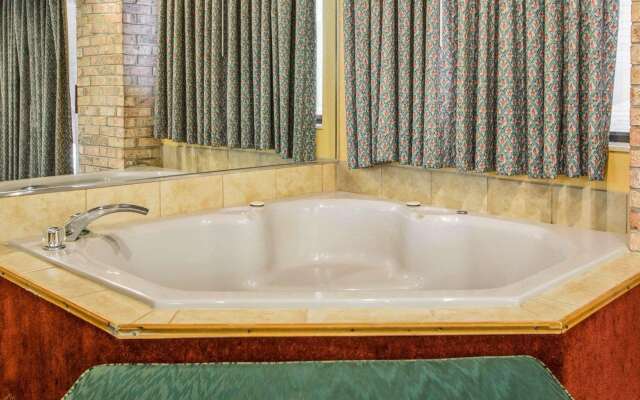 AmericInn by Wyndham Mosinee Central Wisconsin Airport