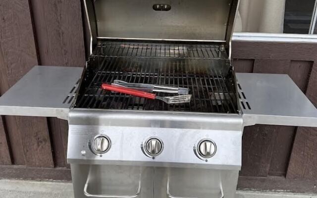 Pioneer Inn by the River