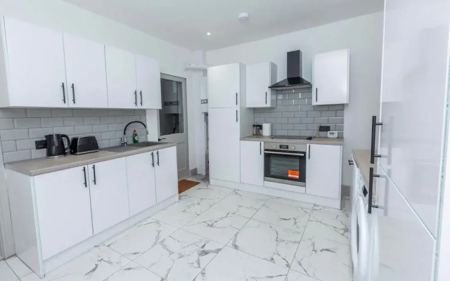 Cozy House In Medway-sleeps10-garden-freeparking