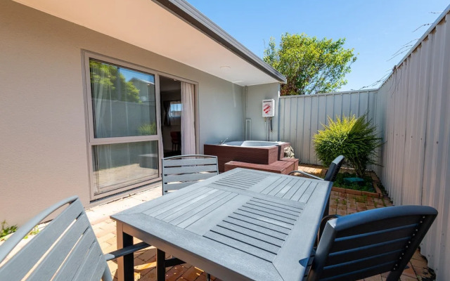 Aurora City Suites Motel
